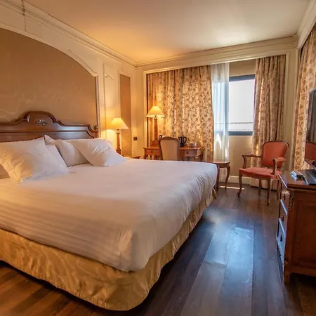 Center 4* Seville